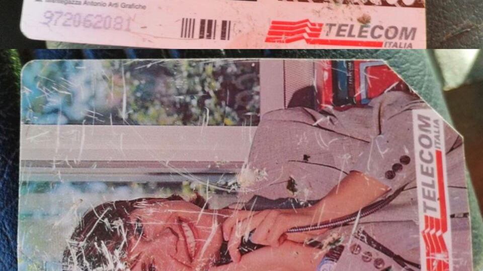 Trovata in un tombino una tessera telefonica del 1997. Raggi: "Non veniva pulito da 22 anni"