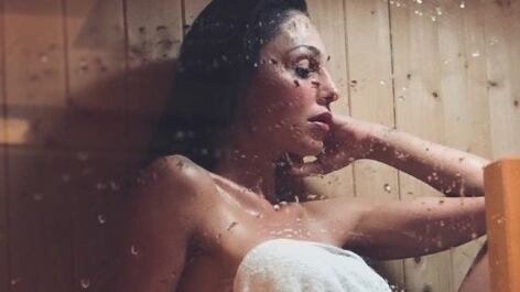 La Tantangelo senza veli in sauna: la foto hot coperta solo da un telo