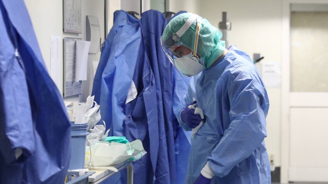 Camici finiti, medici indossano quelli veterinari