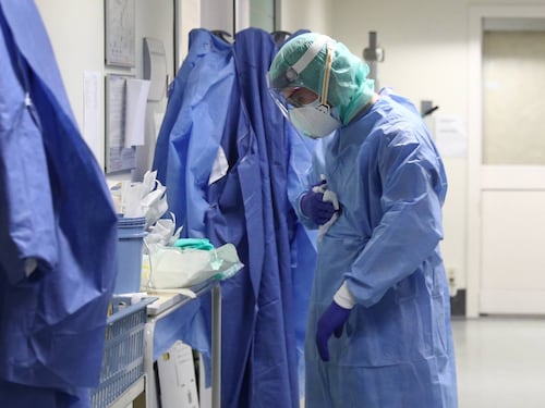 Camici finiti, medici indossano quelli veterinari