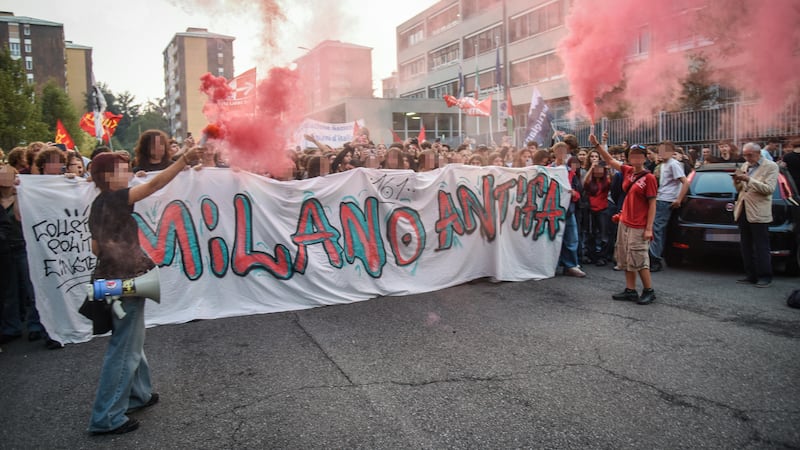 A Milano in 3000 in piazza dopo l’aggressione di uno studente: “Siamo tutti antifascisti”. In corteo anche Pd e FI
