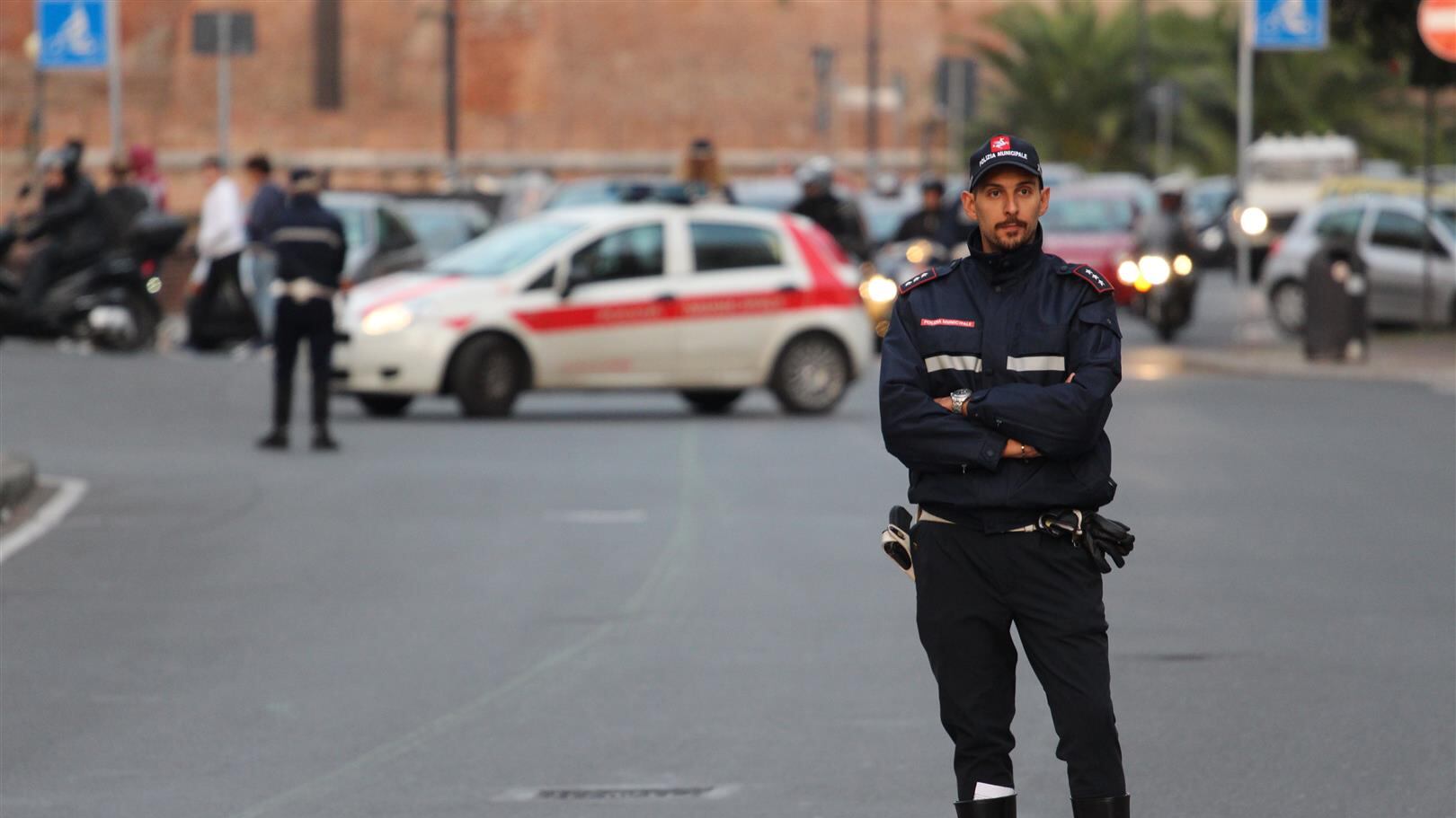 Chiude i ladri dentro il negozio e riesce a sventare il furto