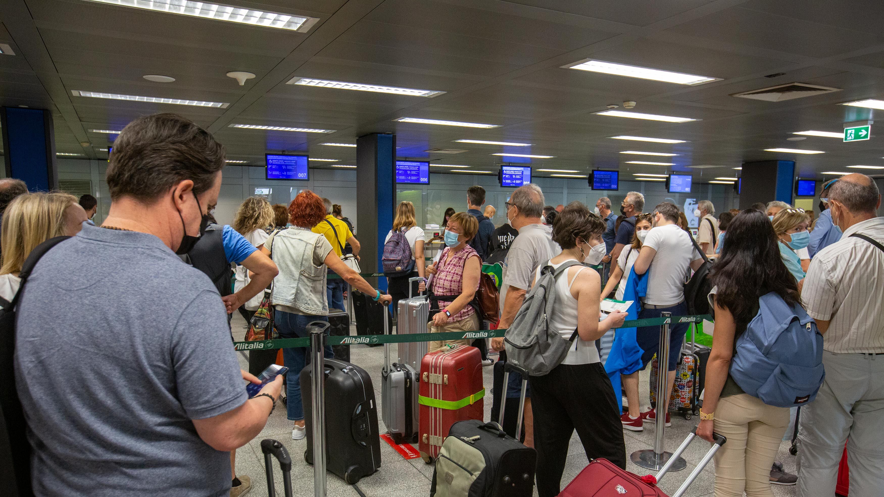 "Stop alle mascherine in volo": cosa cambia dal 16 maggio