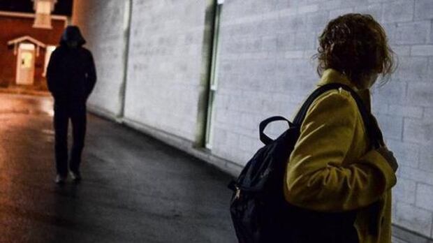 Corteggia una donna: non ricambiato manda in frantumi una vetrina