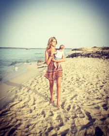 Elena Santarelli sexy in spiaggia 14