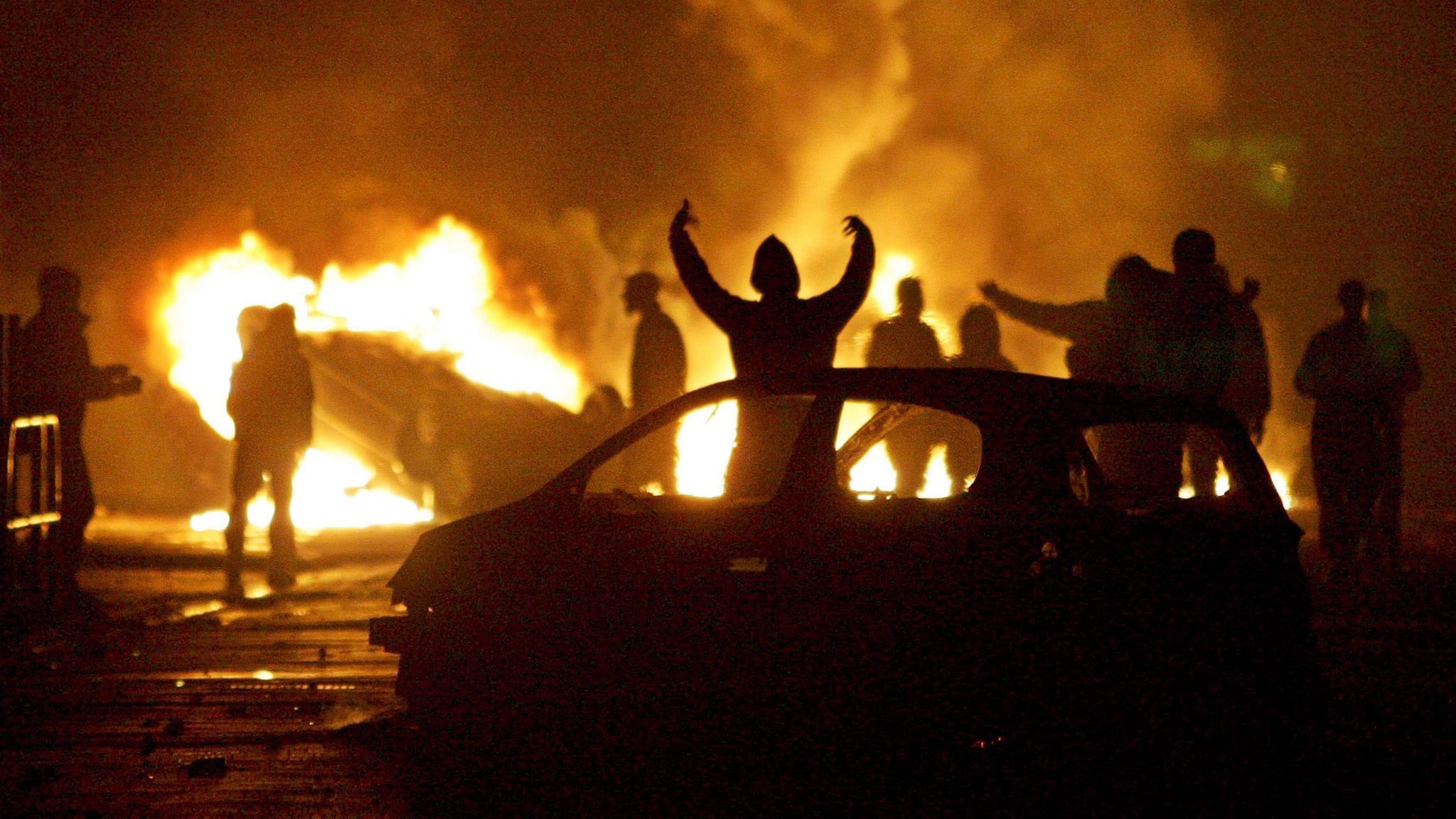 Parigi, assolti gli agenti coinvolti nelle rivolte del 2005: la banlieue torna a bruciare