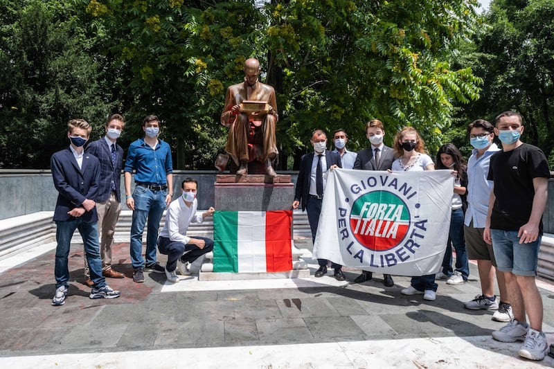 Forza Italia mette il tricolore sulla statua Montanelli 8