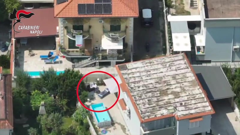 Il blitz nella villa del capo clan Luigi Cacciapuoti: le immagini 5