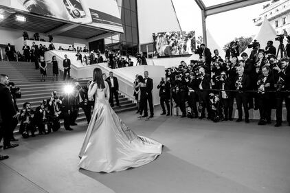 Bella Hadid strega il red carpet a Cannes. Guarda il look 7