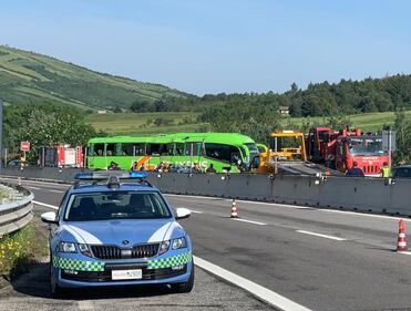 Un autobus della Flixbus finisce in una scarpata lungo la A16: le immagini 7
