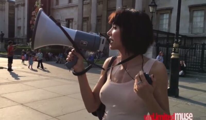 Milo Moiré arrestata a Londra: si faceva masturbare in pubblico 6