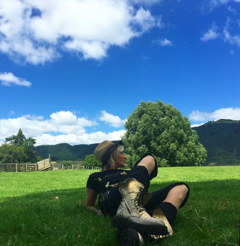 Paola Barale, sexy giramondo 14