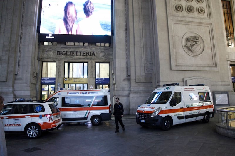Milano, accoltellati un poliziotto e un militare 11