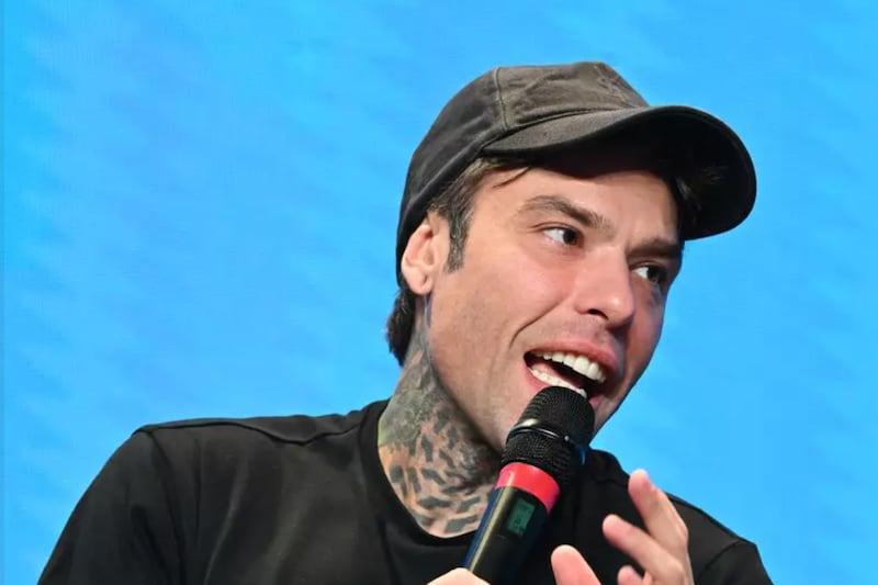 Fedez denunciato da quattro ragazzi: “Ci ha aggrediti dopo la richiesta di un selfie”