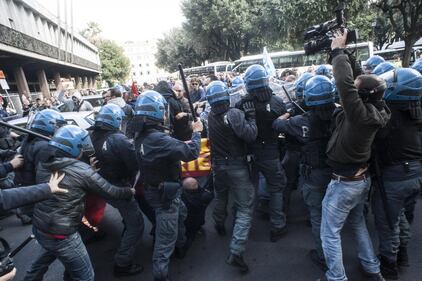 Scontri al corteo dei lavoratori Ast 5