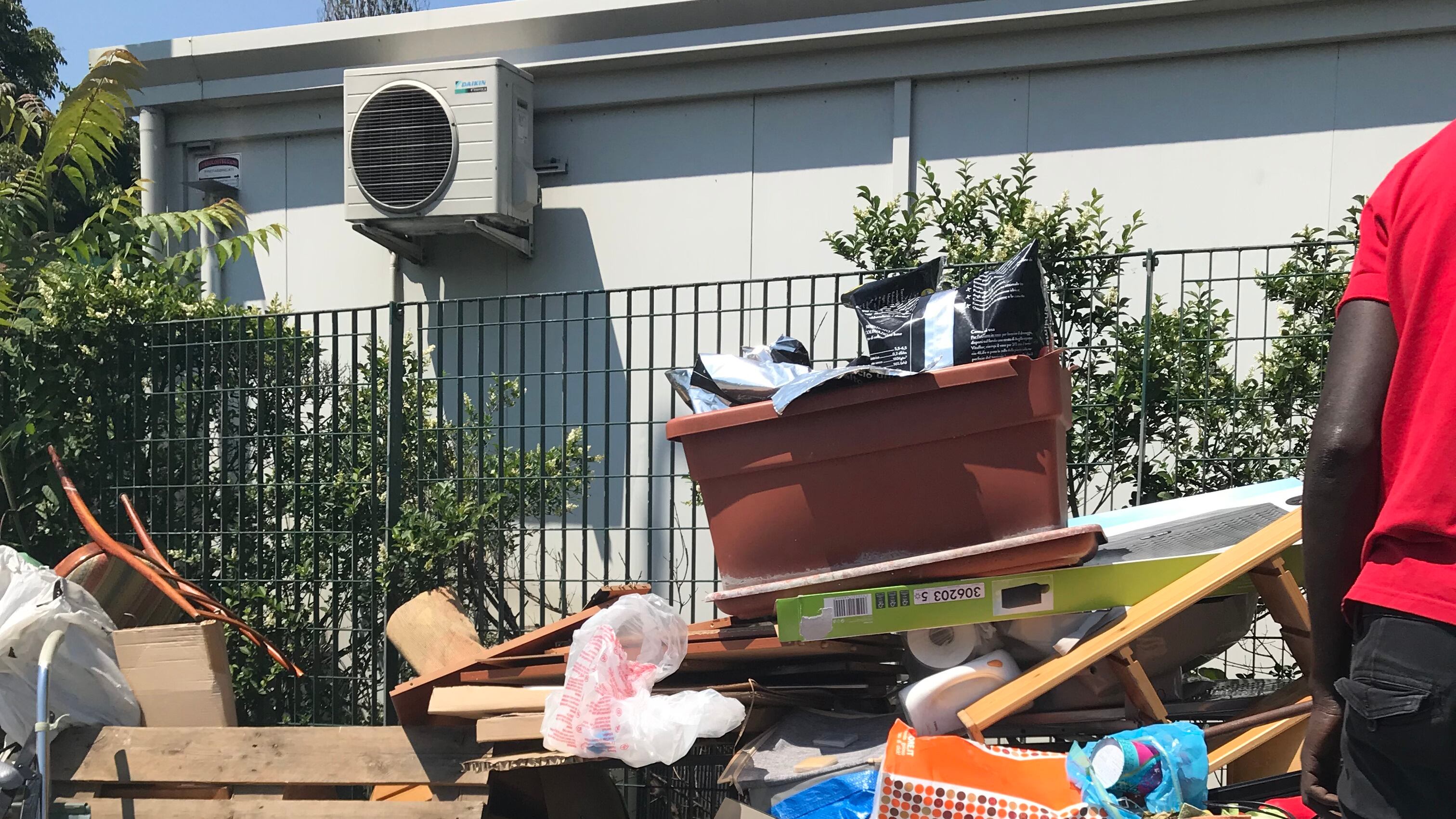 Nella ricicleria-discarica, c'è chi paga gli immigrati per non fare la fila
