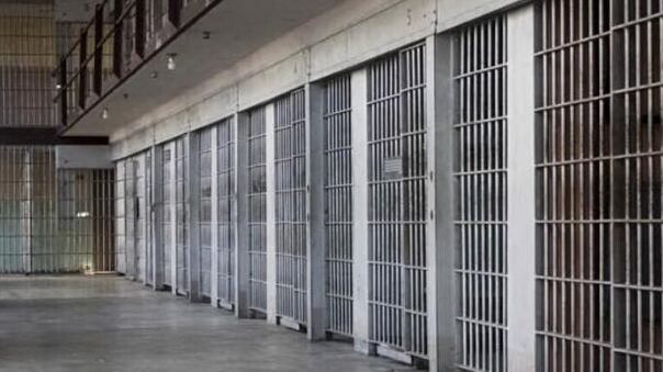 "Motivi terapeutici". "A rischio la sicurezza". Bufera sui preservativi ai detenuti