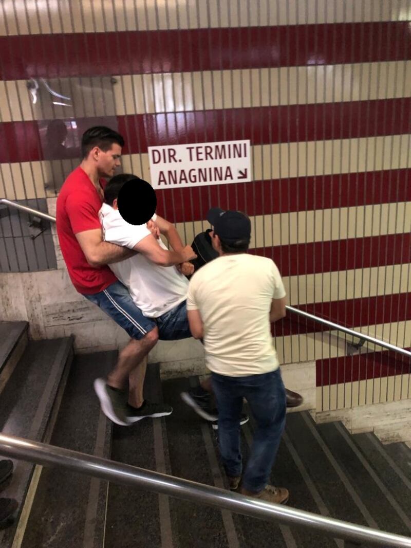 disabile trasportato a spalla metro