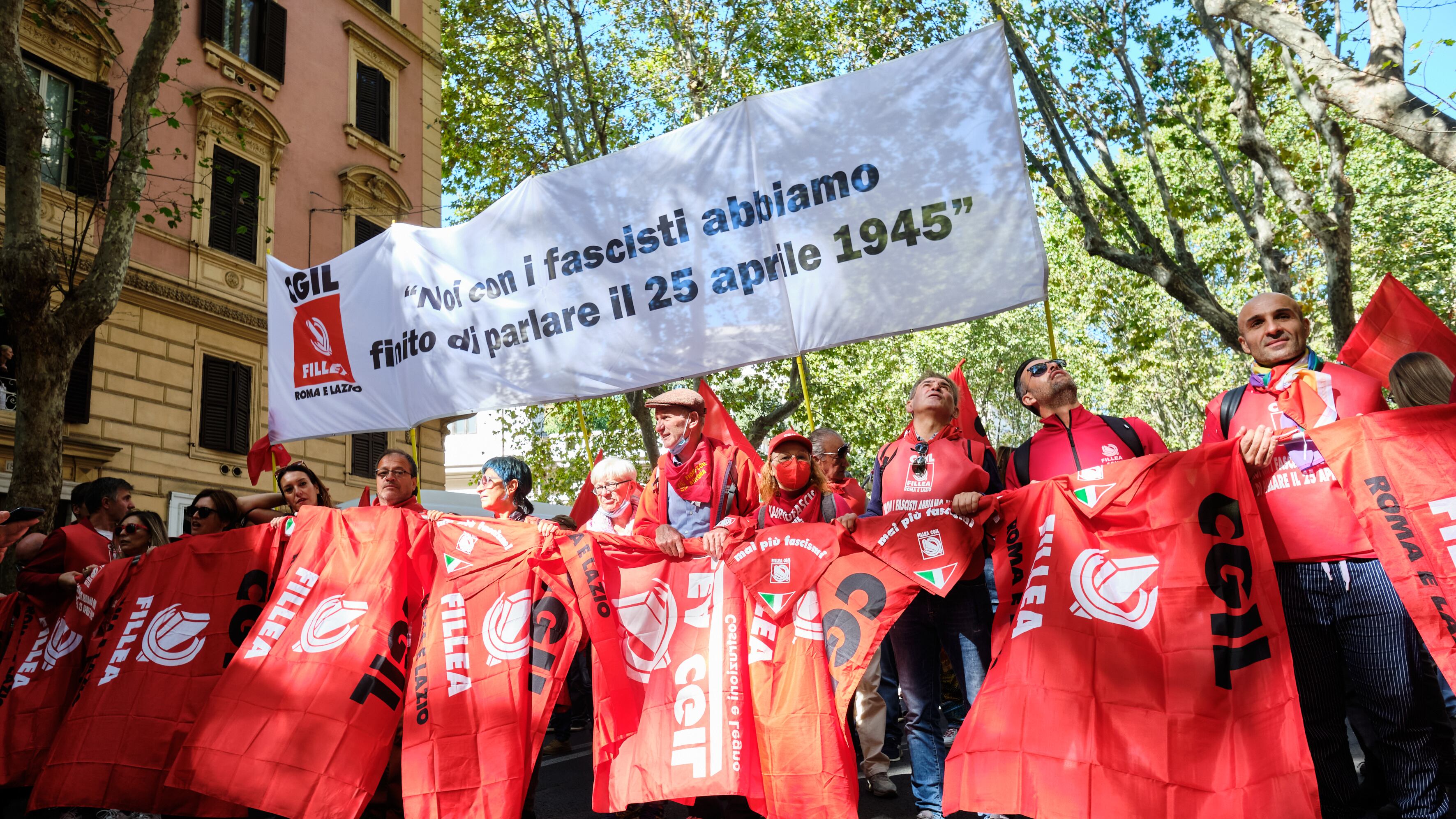 "Meloni a piazzale Loreto". Il video choc: l'odio in piazza con la Cgil