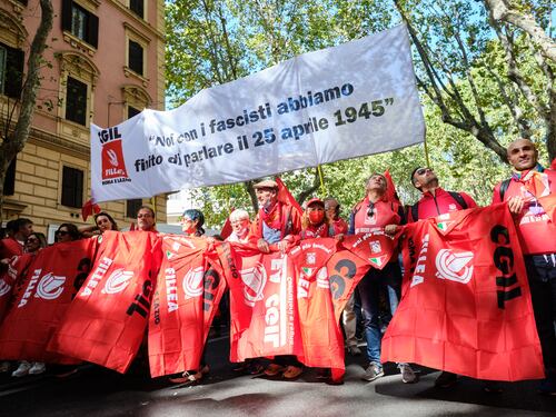 "Meloni a piazzale Loreto". Il video choc: l'odio in piazza con la Cgil