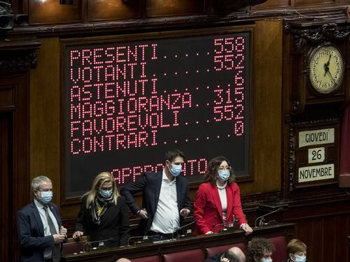 Il centrodestra vota compatto. Sì allo scostamento di bilancio