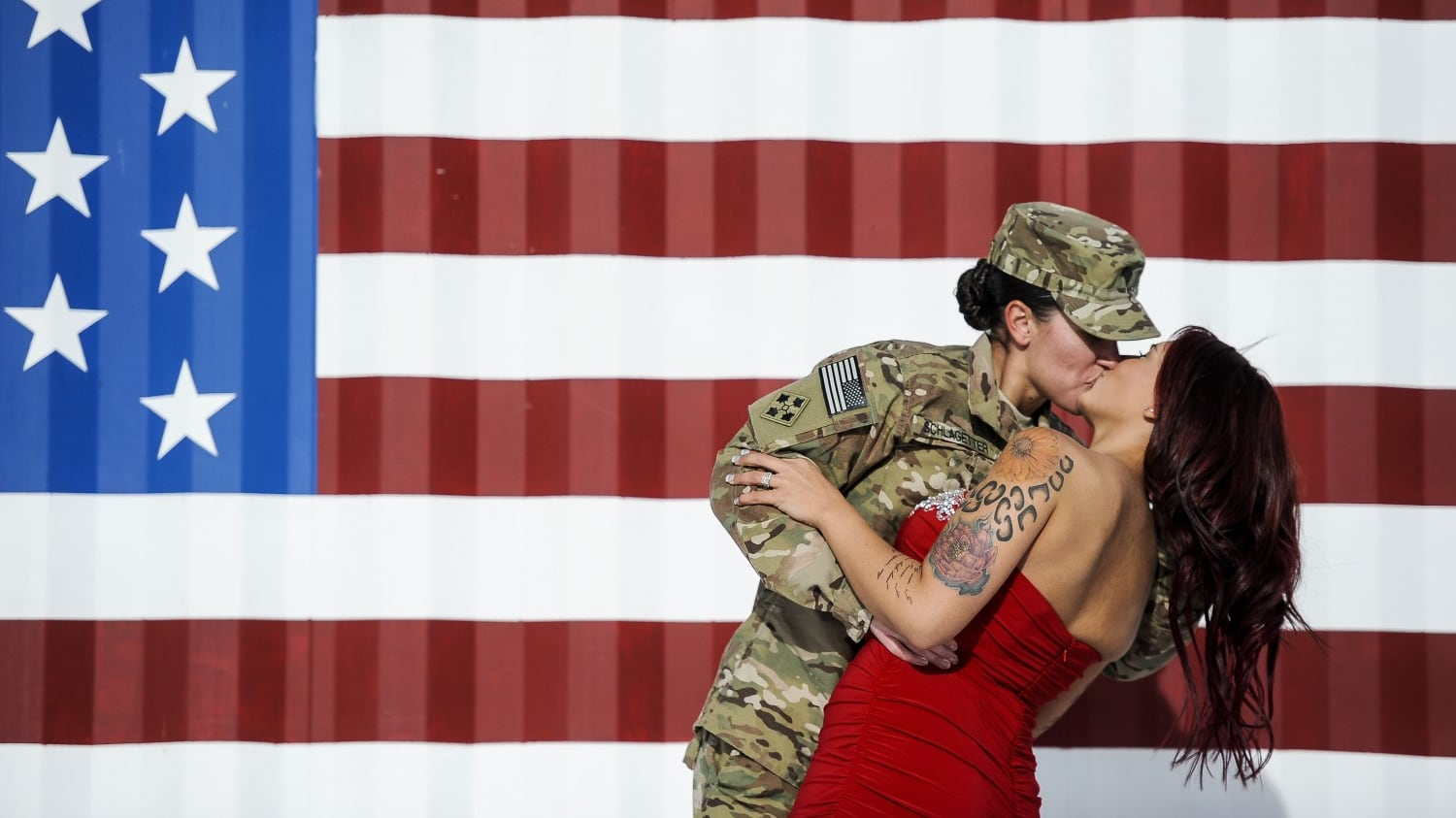 Il bacio della soldatessa americana con la moglie