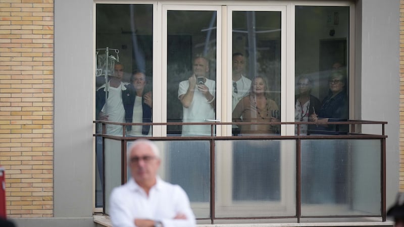 Il Papa ha lasciato il Gemelli ed è tornato in Vaticano. Domani l’Angelus dal Palazzo Apostolico