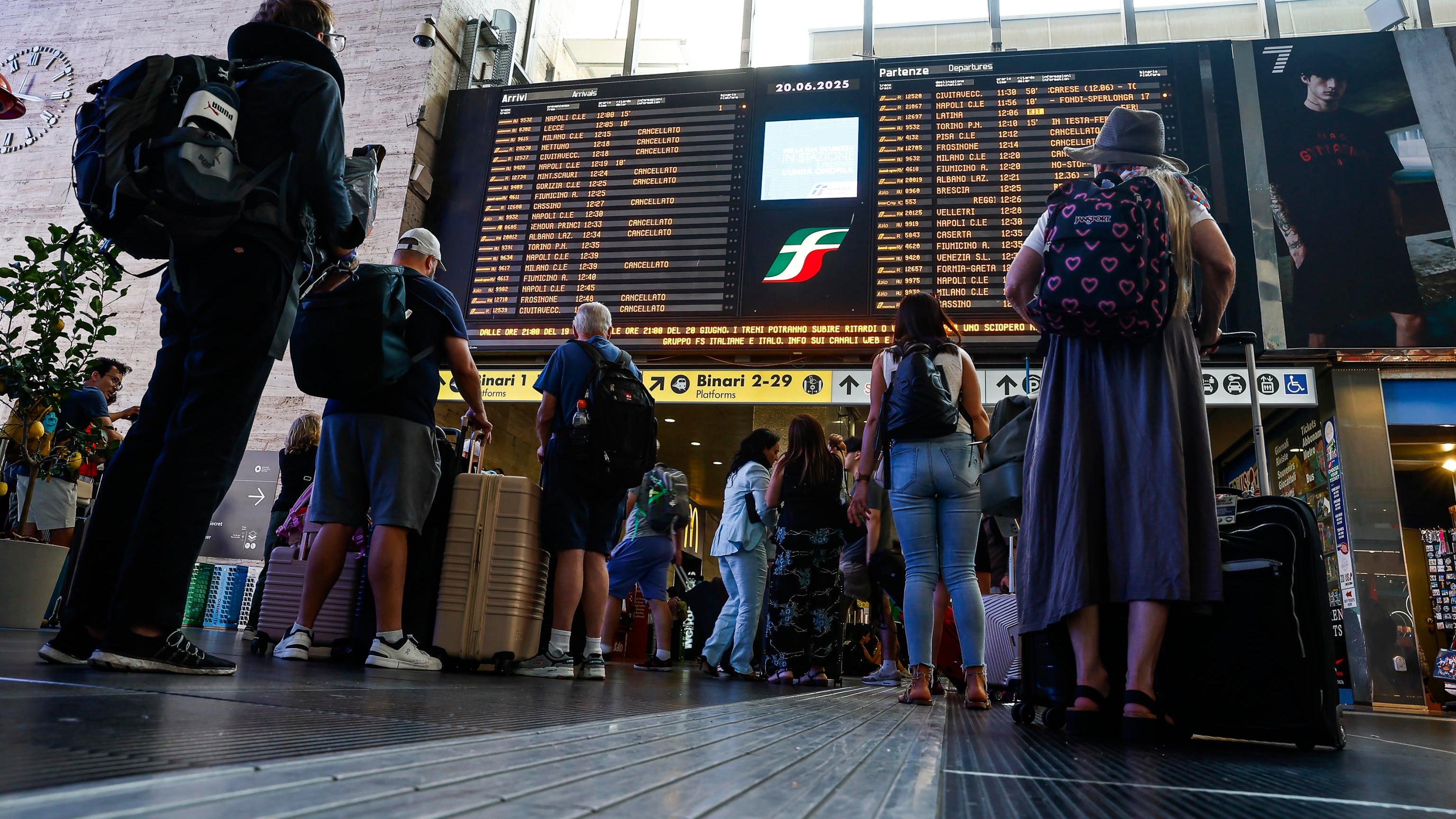 Treni nel caos, ritardi fino a 4 ore
