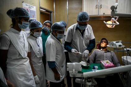 Il "vagone della salute" cura gratis i più poveri dell'India 17