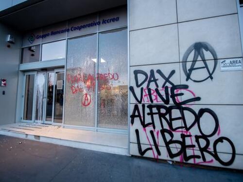 Vetrine spaccate e scritte minatorie: il corteo degli antagonisti devasta Milano