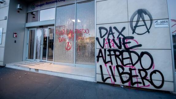 Vetrine spaccate e scritte minatorie: il corteo degli antagonisti devasta Milano