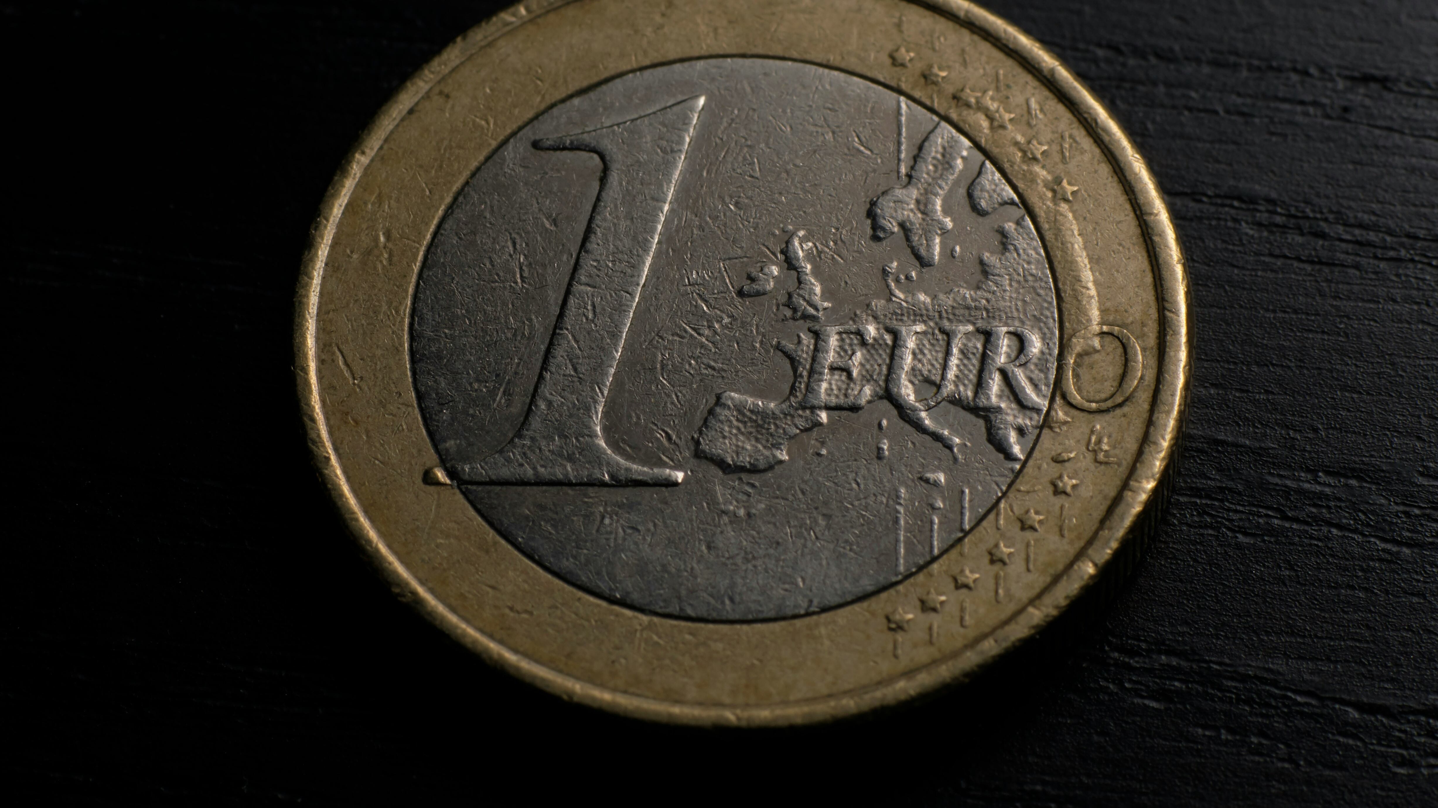 Monete rare da 1 euro, come un errore di conio può far schizzare il valore: quali pezzi ricercare