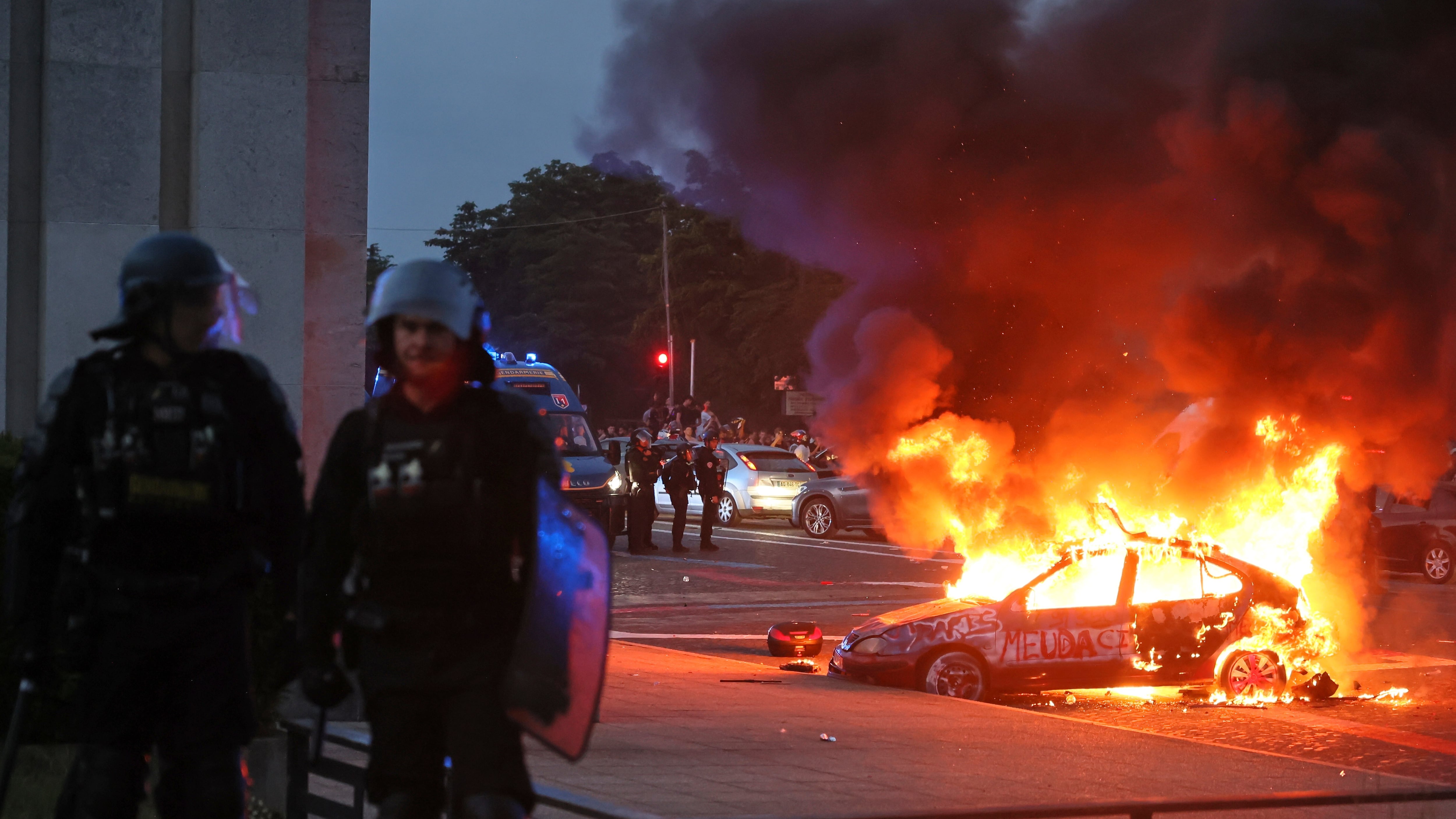 Parigi, la festa per la Champions diventa una guerriglia: 780 arresti