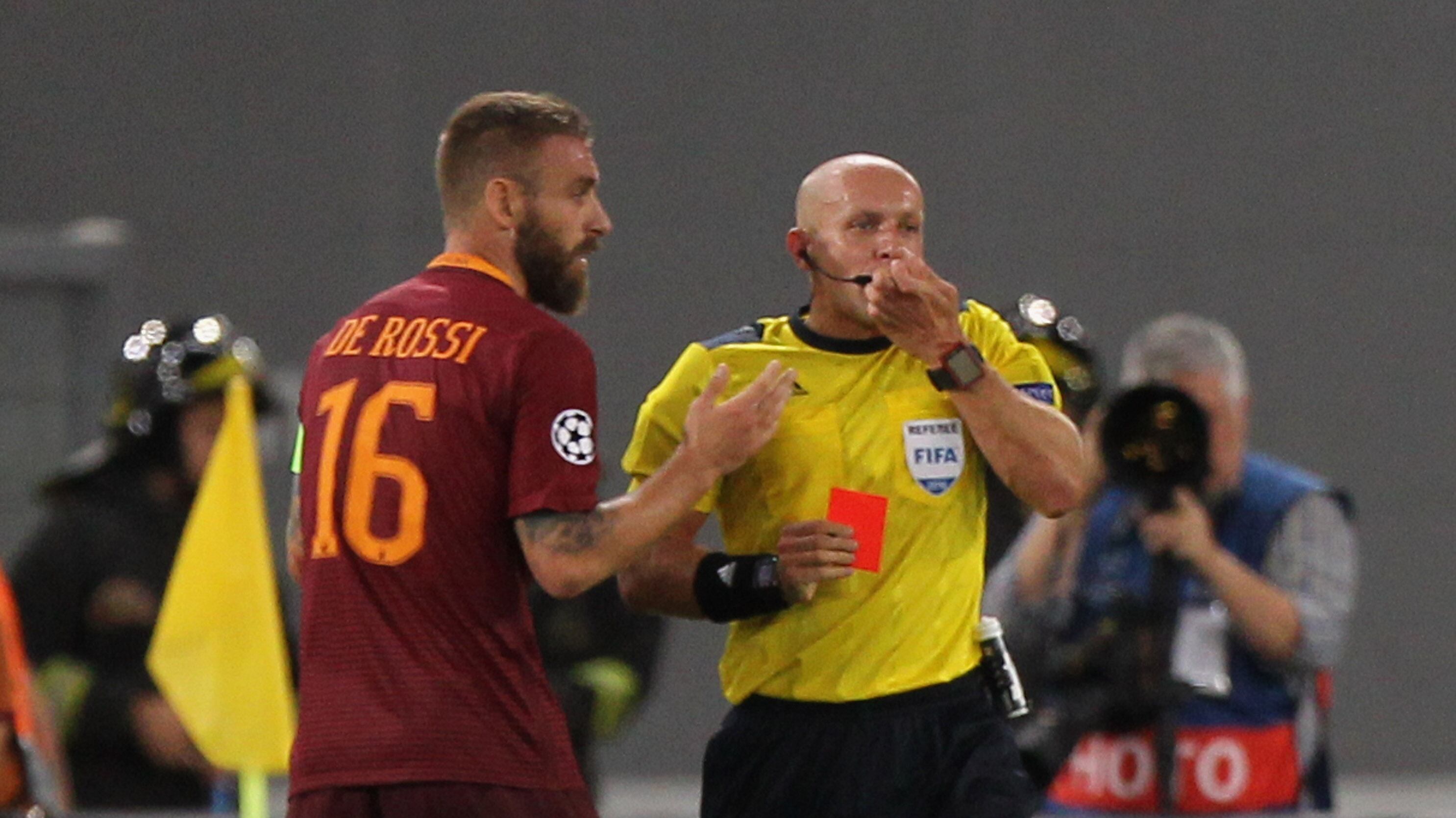 Roma, notte di follia. Ko in casa, due espulsi. Fuori dalla Champions