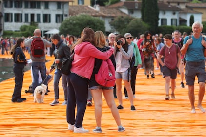 La passerella dorata di Christo che fa camminare sulle acque 3