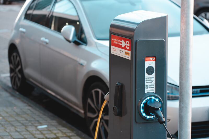 L'auto elettrica fa un passo ma crescono anche i dubbi