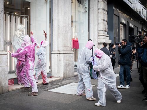 Cori, blitz e fumogeni: solito circo rosso per l'8 marzo