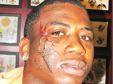 Tatuarsi la faccia. Le foto più strane 5