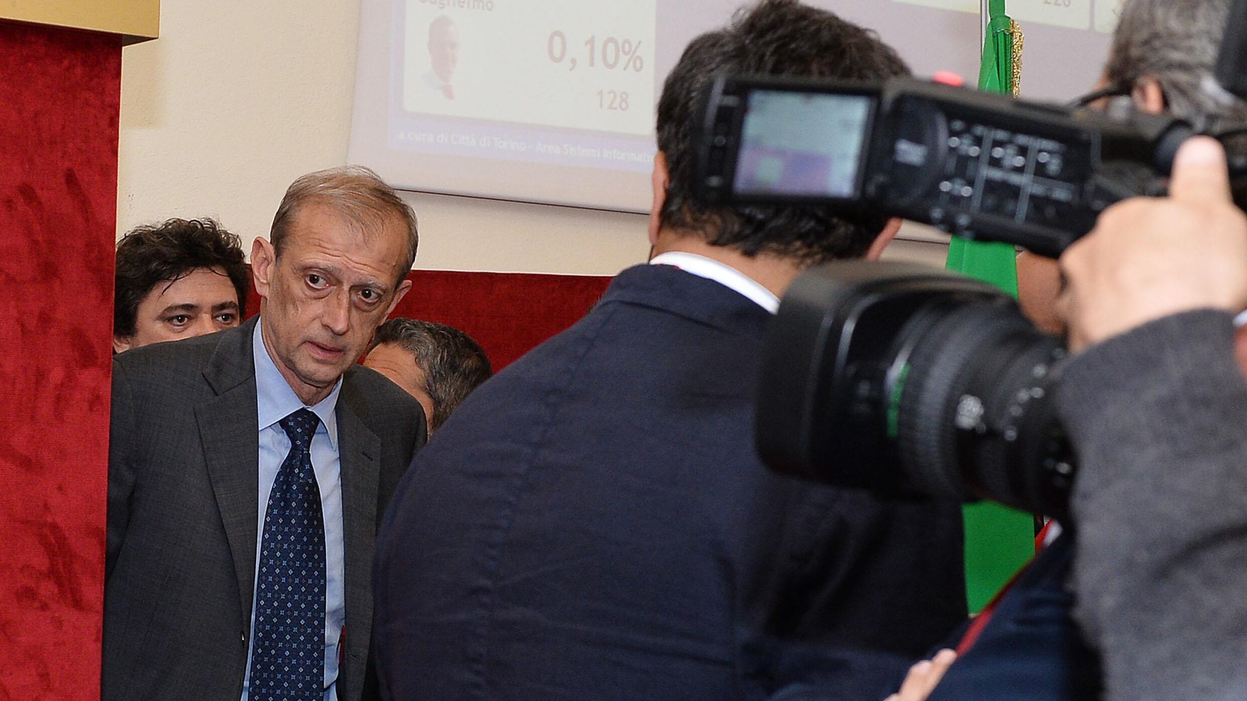 Fassino con l'acqua alla gola. Ballottaggio da brividi con M5S
