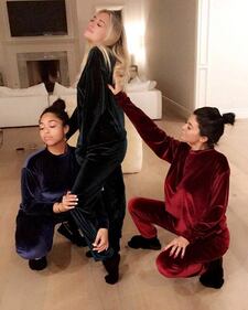 Kylie Jenner sexy: capelli fluorescenti 25