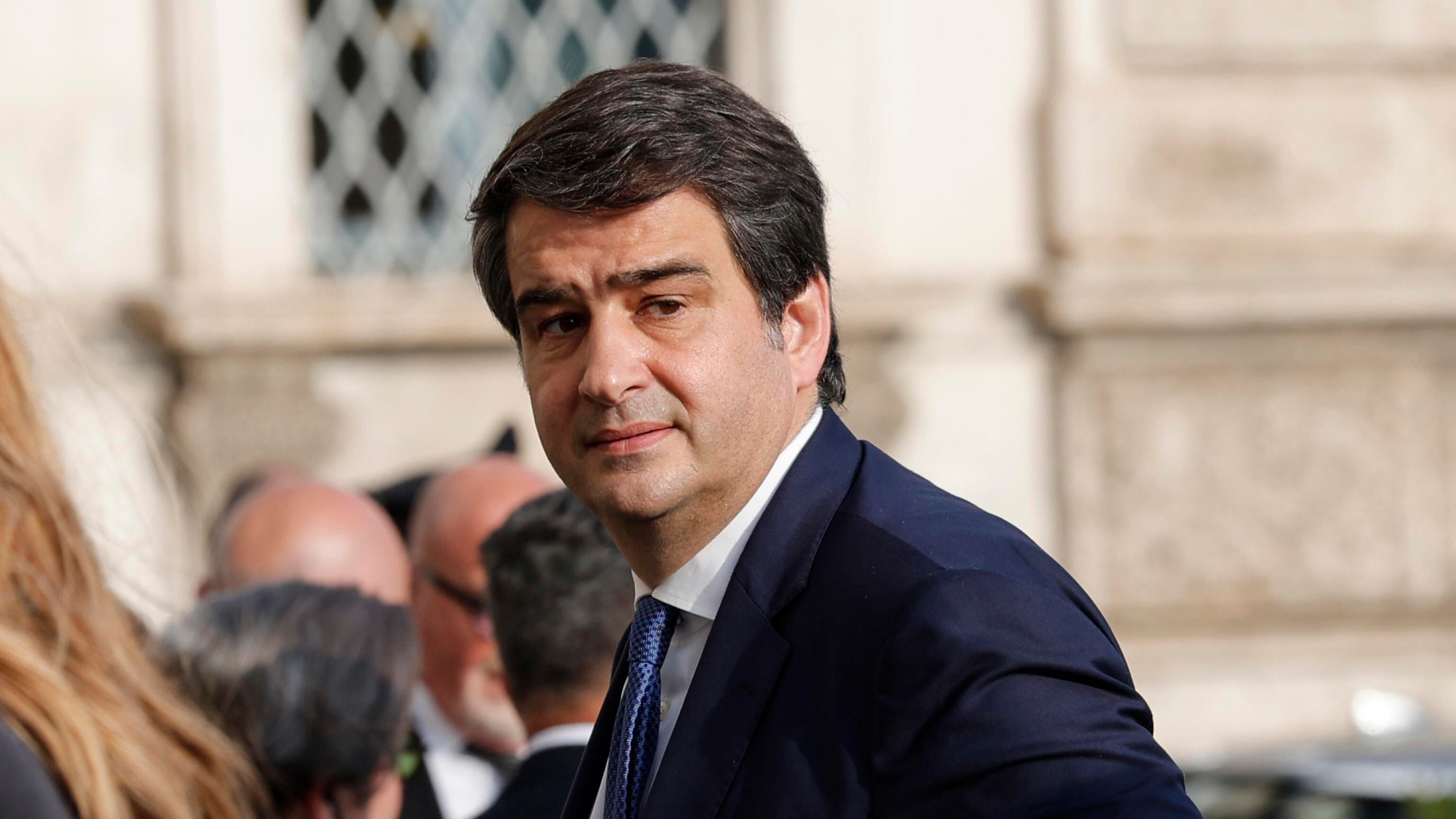 Sindaci contro il nuovo Pnrr: "Progetti tagliati". Pd all'attacco. E Fi: "Trovare fondi alternativi"
