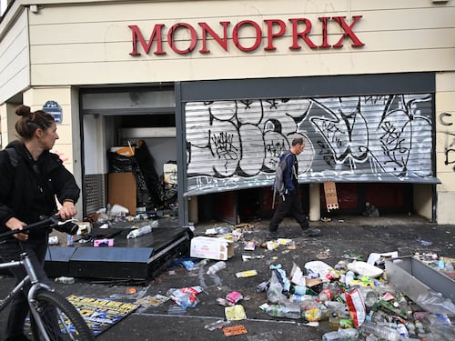Le proteste incendiano la Francia e sui social volano Le Pen e Bardella