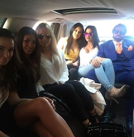 Travers Beynon con le sue ragazze sexy 9