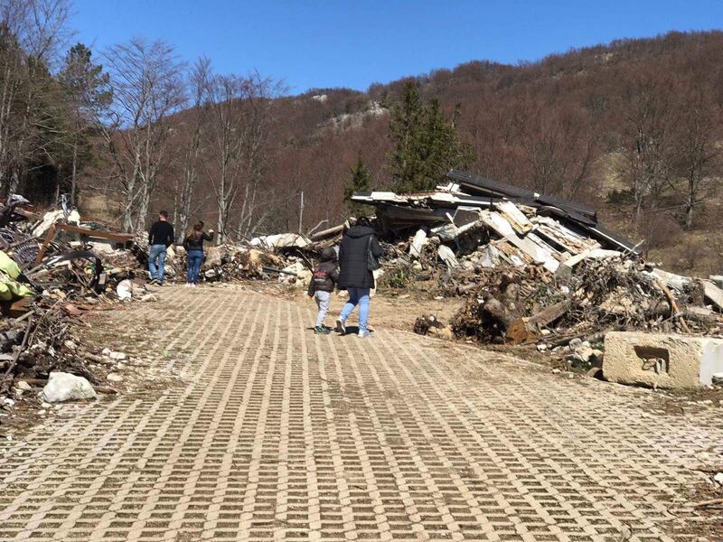 Pasquetta a Rigopiano, "turisti del macabro" tra le macerie 2
