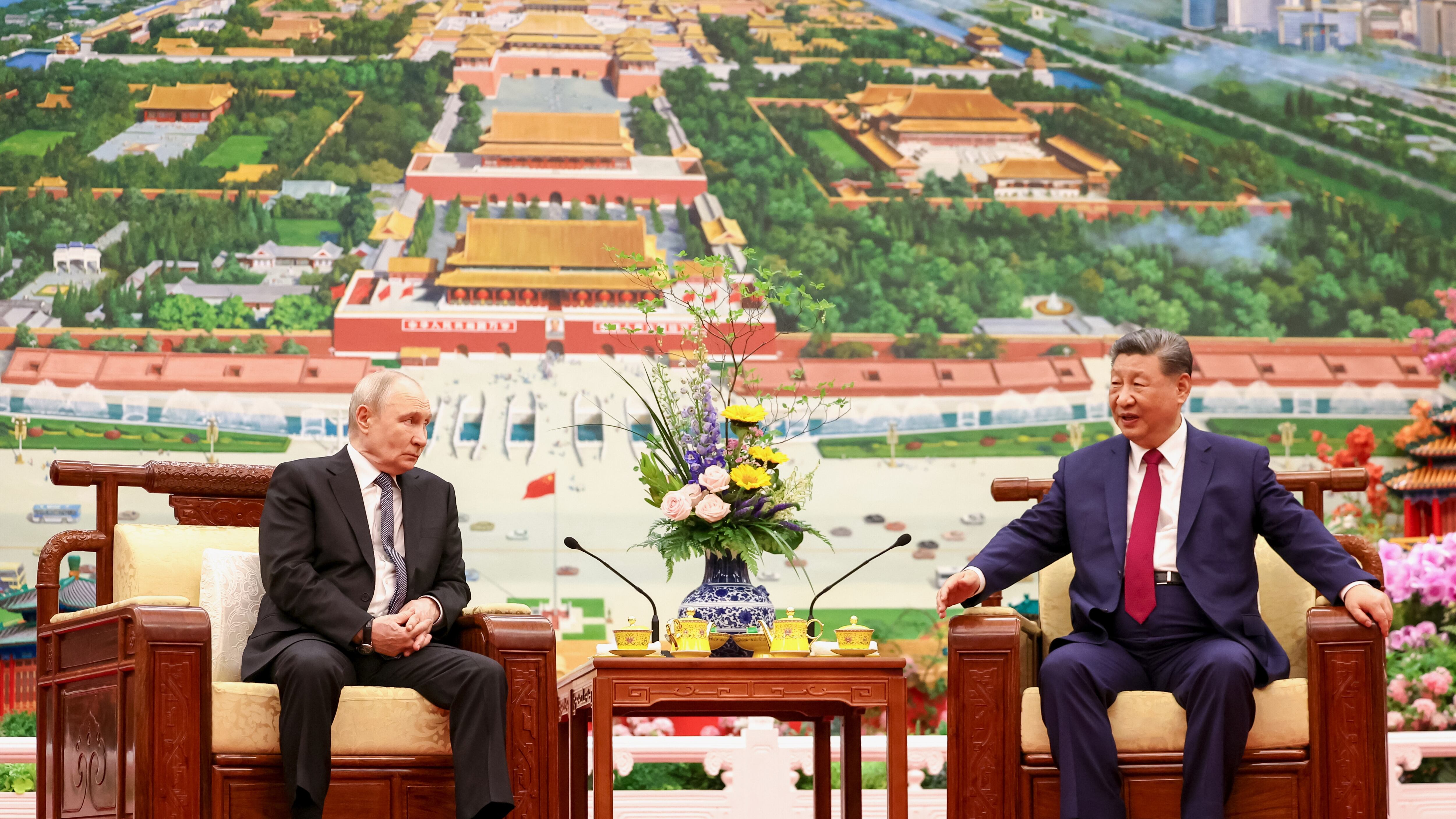L'equilibrismo di Xi tra le superpotenze: sostegno a Putin e dialogo con Trump