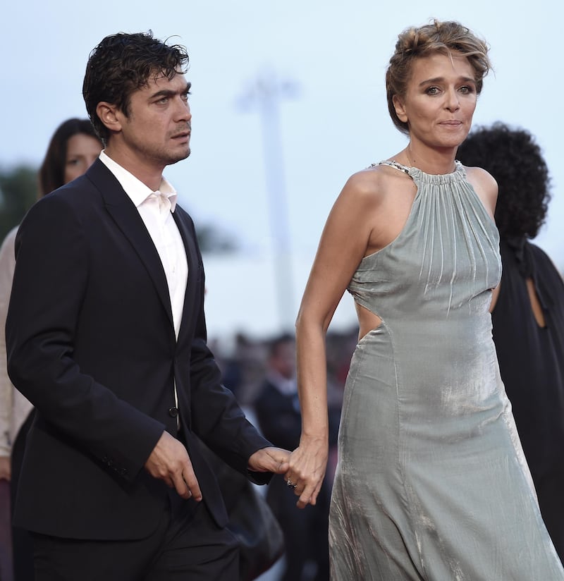 Riccardo Scamarcio con la compagna Valeria Golino a Venezia nel 2015.