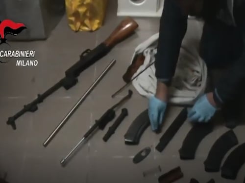 Milano, droga, pistole e kalashnikov in casa: presi 51enne e compagna