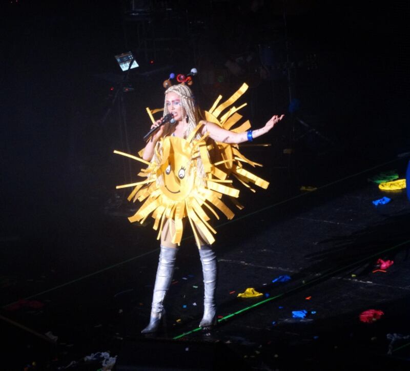 Miley Cyrus chiude il tour con Pamela Anderson 24