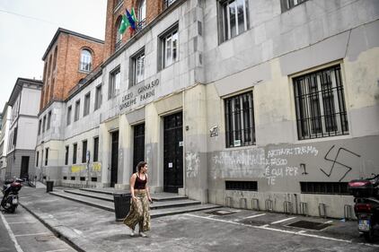 Milano, svastiche e scritte naziste sui muri del liceo Parini 1