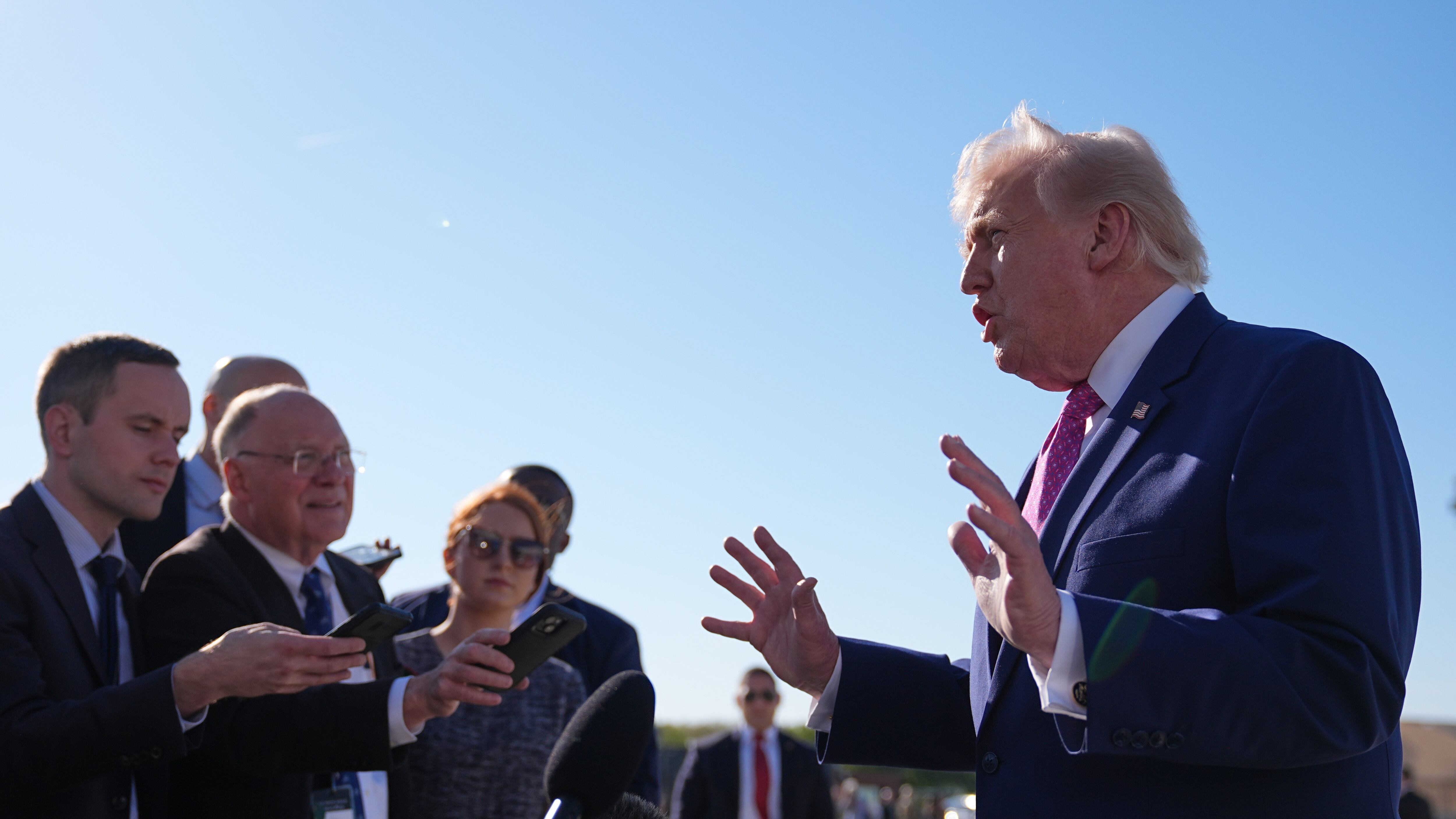 Trump: "Non abbiamo bisogno dell'aiuto della Cina con l'Iran" e valuta nuove operazioni militari. Teheran: "Arricchiremo uranio al 90% se attaccati"